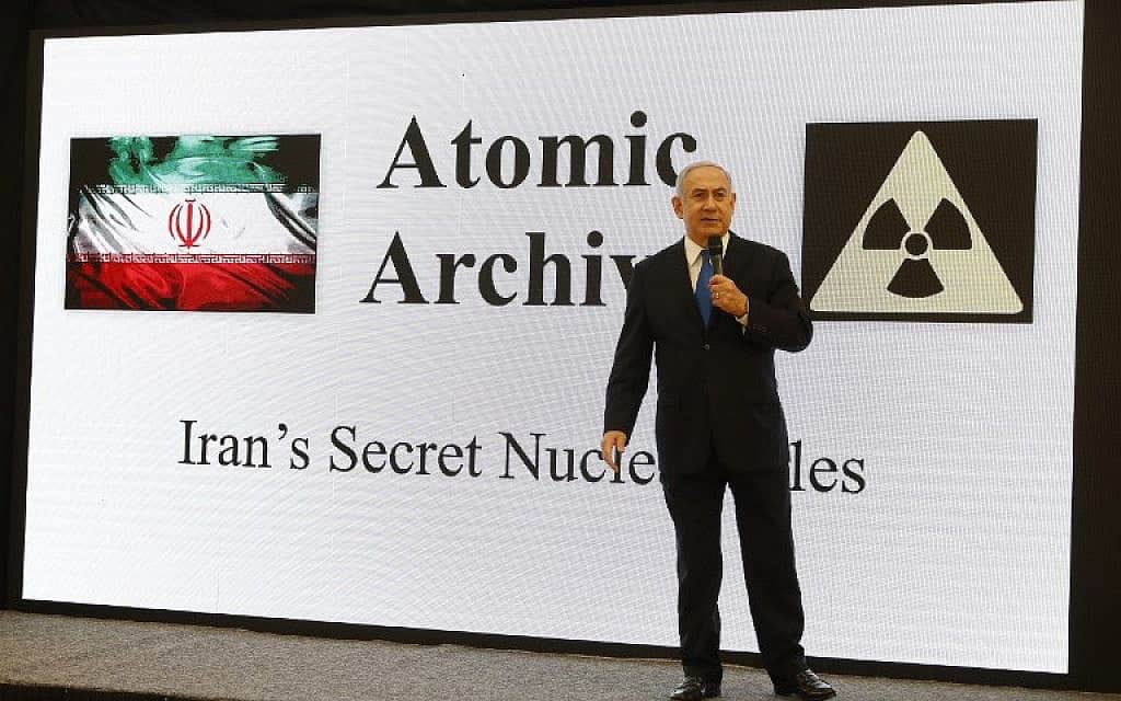 ראש הממשלה בנימין נתניהו נושא נאום על ארכיון הגרעין של איראן, שנחשף על ידי המוסד ומתעד את תוכנית הגרעין האיראנית, במשרד הביטחון בתל אביב, 30 באפריל 2018 (צילום: AFP/ ג'ק גואז)
