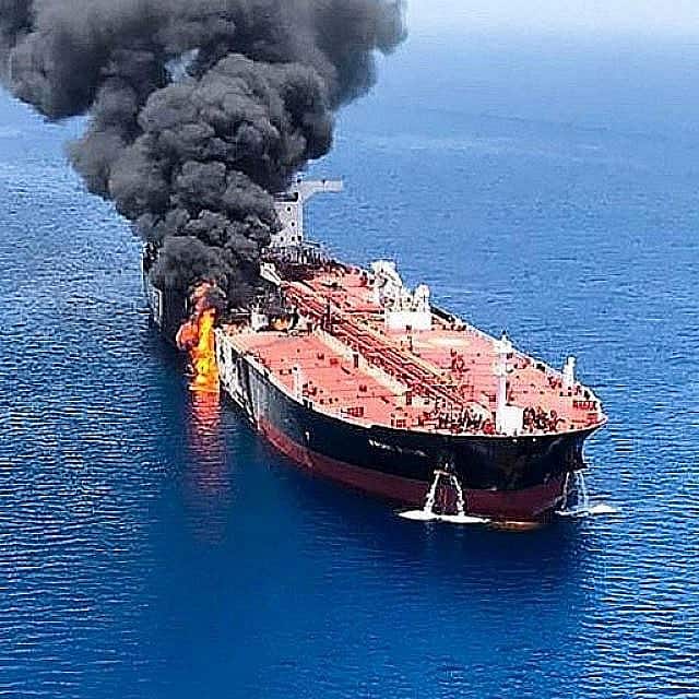 אש ועשן מיתמרים ממכלית שהותקפה במפרץ עומאן, ליד מצר הורמוז, 13 ביוני 2019 (צילום: ISNA/AFP)