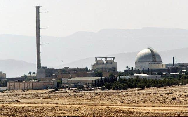 מבט חלקי על הכור הגרעיני בדימונה, 8 בספטמבר 2002 (צילום: AFP/תומאס קואקס)
