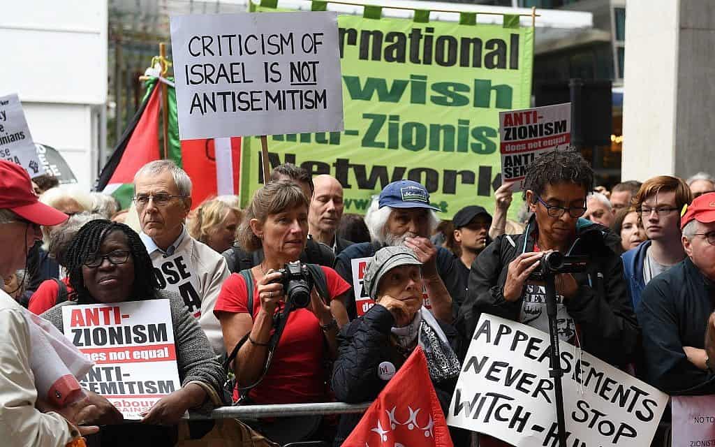 מפגינים מחוץ למטה מפלגת הלייבור במרכז לונדון, 4 בספמטבר 2018 (צילום: Stefan Rousseau/PA via AP)