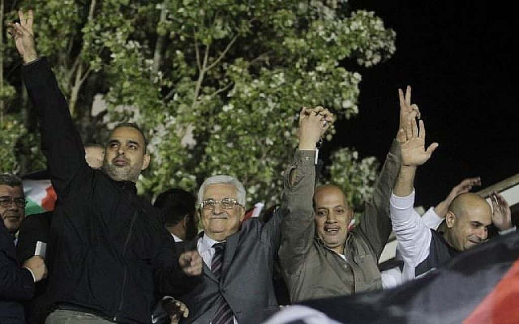 יושב ראש הרשות הפלסטינית מחמוד עבאס מצטלם עם אסירים ששוחררו ב-30 באוקטובר 2013 במסגרת המשא ומתן בין ישראל לפלסטינים (צילום: עיסאם רימאווי/פלאש 90)