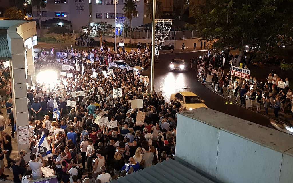 ההפגנה ה-142 בפתח תקווה (צילום: יעל לפיד ואמיר בן-דוד)