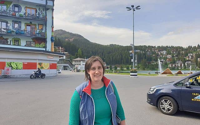 לנה צוּבֶּרבּילר, תושבת ארוזה, מתלוננת שחלק מן החרדים המבקרים בעיירת הסקי השווייצרית &quot;מתעלמים ממך אם את אומרת להם משהו. זה לא בסדר&quot; (צילום: כנען ליפשיץ/ JTA)