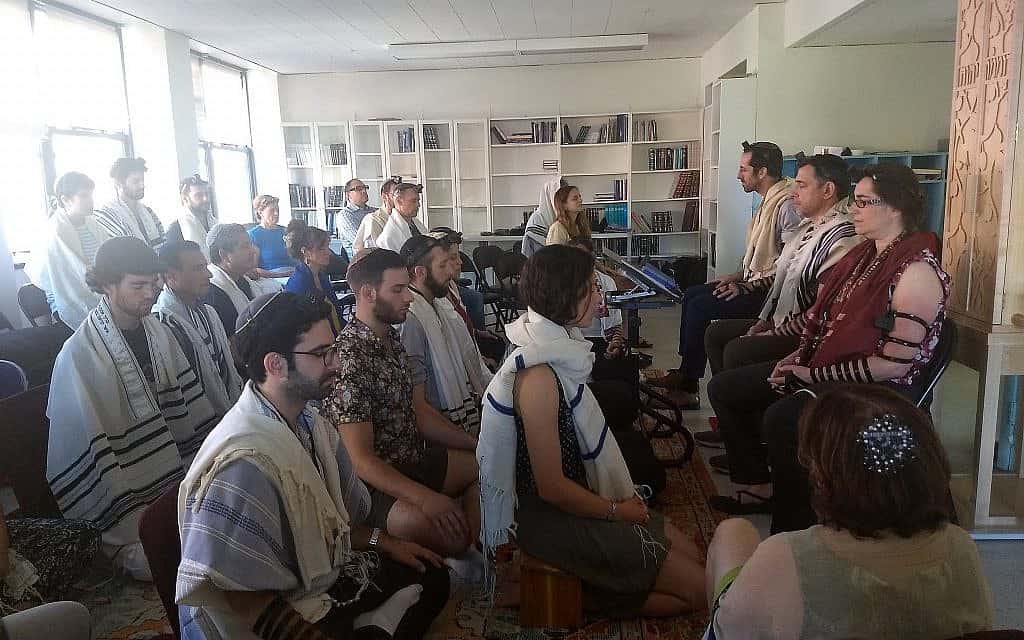 סטודנטים עושים מדיטציה כחלק מתפילת הבוקר בישיבת רוממו בניו יורק, 16 ביולי, 2019. הישיבה משלבת למידה מעמיקה של טקסטים יהודיים עם מיינדפולנס ומיסטיקה (צילום: בן סלס/JTA)