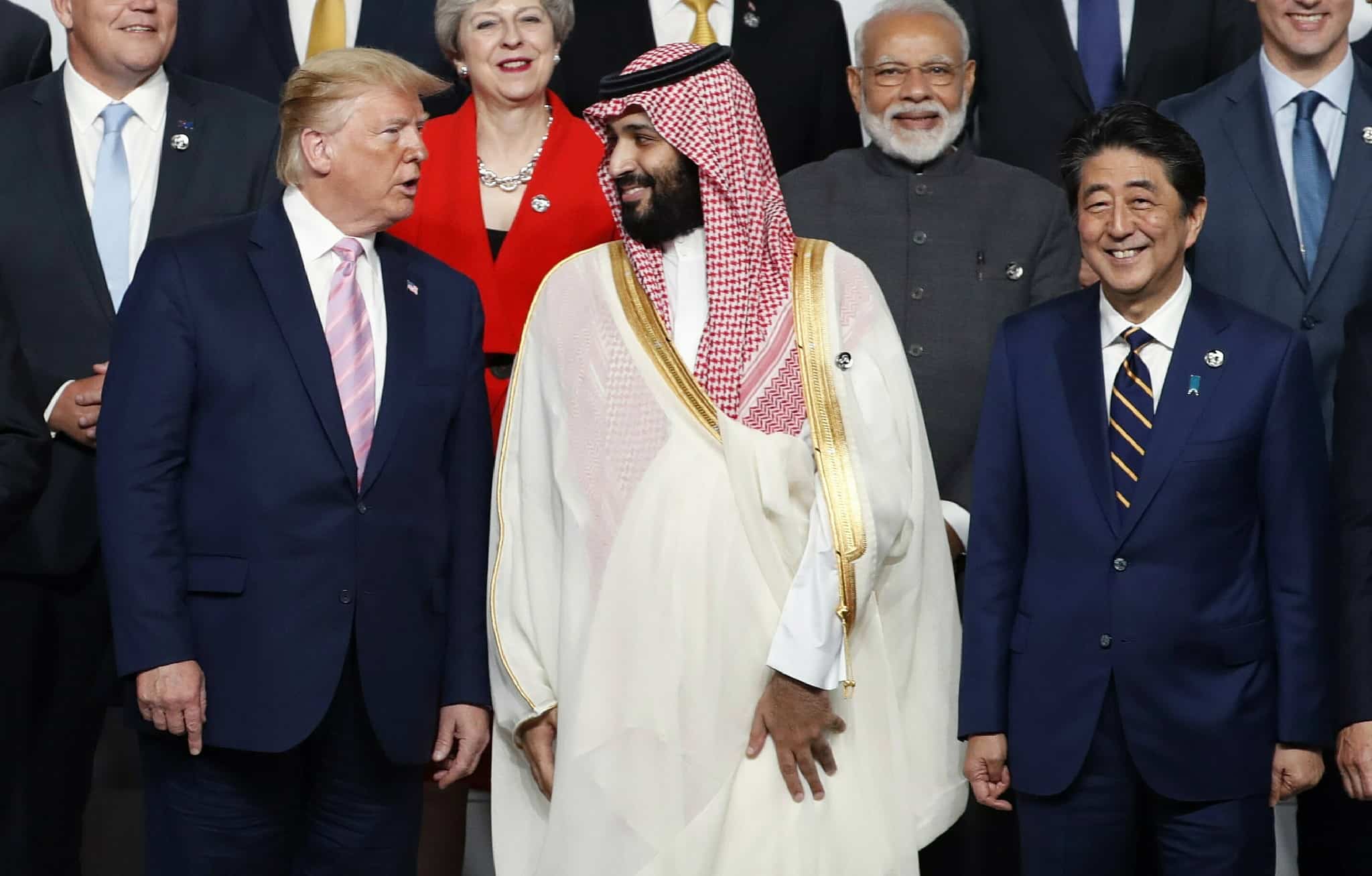 נשיא ארצות הברית דונלד טראמפ, משמאל, מדבר עם נסיך הכתר הסעודי מוחמד בן סלמאן במהלך תמונה משותפת של מנהיגי G-20 באוסקה, 28 ביוני, 2019 (צילום: קים קיונג-הון\מאגר תמונות AP)