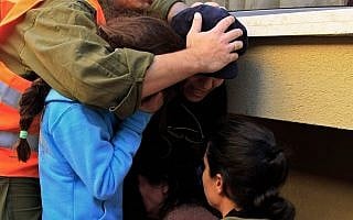 אזעקה באשקלון, ארכיון, 2009, למצולמים אין קשר לנאמר בכתבה (צילום: AP Photo/Tsafrir Abayov) אזעקה באשקלון, ארכיון, 2009, למצולמים אין קשר לנאמר בכתבה (צילום: AP Photo/Tsafrir Abayov)
