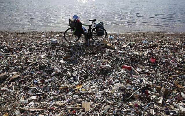 פלסטיק ואשפה על חוף הים (צילום: AP Photo/Thanassis Stavrakis)