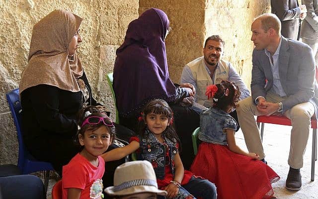 הנסיך וויליאם משוחח עם פליטים סוריים בירדן, 2018 (צילום: AP Photo/Raad al-Adayleh)