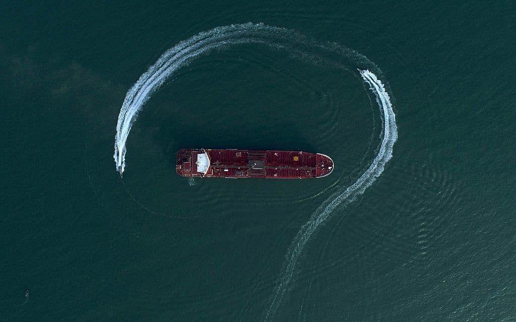 סירת מנוע של משמרות המהפכה האיראניים מקיפה מכלית נפט הנושאת דגל בריטי, אחרי שזו נתפסה במיצרי הורמוז, ביולי 2019 (צילום: Morteza Akhoondi/Tasnim News Agency via AP)