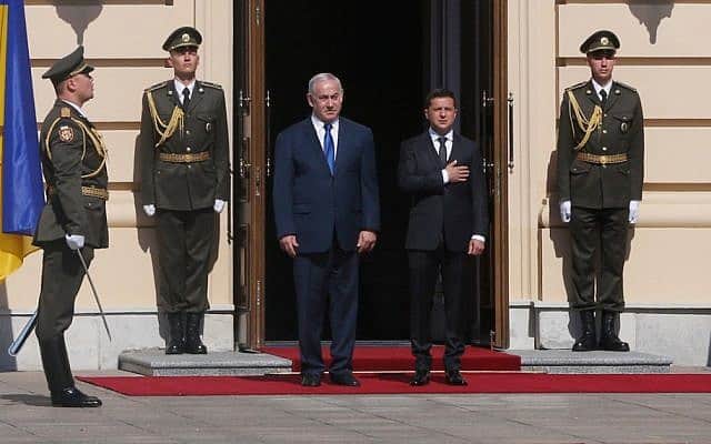 ראש הממשלה בנימין נתניהו (משמאל) לצד נשיא אוקראינה וולודומיר זלנסקי (צילום: AP Photo/Efrem Lukatsky))