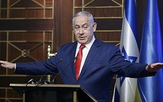 בנימין נתניהו עף על עצמו בקייב (צילום: AP Photo/Efrem Lukatsky) בנימין נתניהו עף על עצמו בקייב (צילום: AP Photo/Efrem Lukatsky)