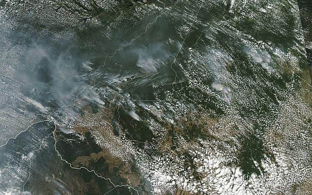 תמונת לווין המראה את העשן שעולה מהשריפות באמזונס (צילום: NASA via AP)