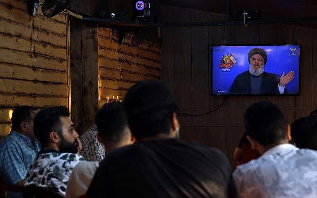 קהל נאסף לשמוע את נאום חסן נסראללה בביירות, לבנון, ב-25 באוגוסט 2019 (צילום: AP Photo/Bilal Hussein)