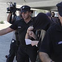 הצעירה הבריטית שהתלוננה על האונס מובלת לאולם הדיונים בלרנקה, קפריסין (צילום: AP Photo/Petros Karadjias)