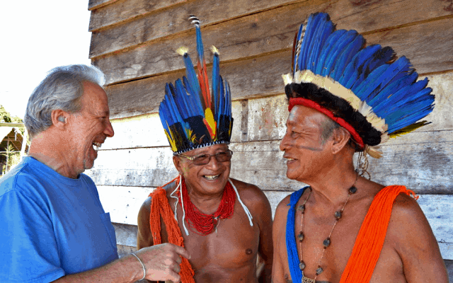 האתנובוטנאי מארק פלוטקין מדבר עם מנהיגים ילידיים של אזור טומוקומאק בצפון ברזיל (צילום: Courtesy)