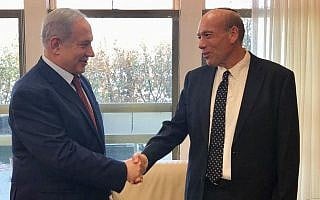 מתניהו אנגלמן (ימין) לוחץ ידיים לראש הממשלה בנימין נתניהו במשרד ראש הממשלה בירושלים זמן קצר לאחר שמונה לתפקיד מבקר המדינה, ב-3 ביוני 2019 (צילום: טוויטר/משרד רה״מ) מתניהו אנגלמן (ימין) לוחץ ידיים לראש הממשלה בנימין נתניהו במשרד ראש הממשלה בירושלים זמן קצר לאחר שמונה לתפקיד מבקר המדינה, ב-3 ביוני 2019 (צילום: טוויטר/משרד רה״מ)
