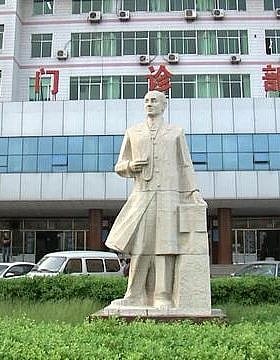 פסלו של ד&quot;ר יעקב רוזנפלד בבית החולים הקרוי על שמו בחבל יונאן במחוז שנדונג, סין (צילום: באדיבות משרד החוץ הסיני)