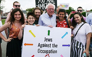 הסנאטור מוורמונט, ברני סנדרס, מצטלם עם פעילי IfNotNow בניו המפשייר, ביניהם הסטודנטית מאוניברסיטת מישיגן, בקה לובוב, השמאלית ביותר בצילום, ומחזיק שלט עליו כתוב "יהודים נגד הכיבוש" (צילום: IfNotNow) הסנאטור מוורמונט, ברני סנדרס, מצטלם עם פעילי IfNotNow בניו המפשייר, ביניהם הסטודנטית מאוניברסיטת מישיגן, בקה לובוב, השמאלית ביותר בצילום, ומחזיק שלט עליו כתוב "יהודים נגד הכיבוש" (צילום: IfNotNow)