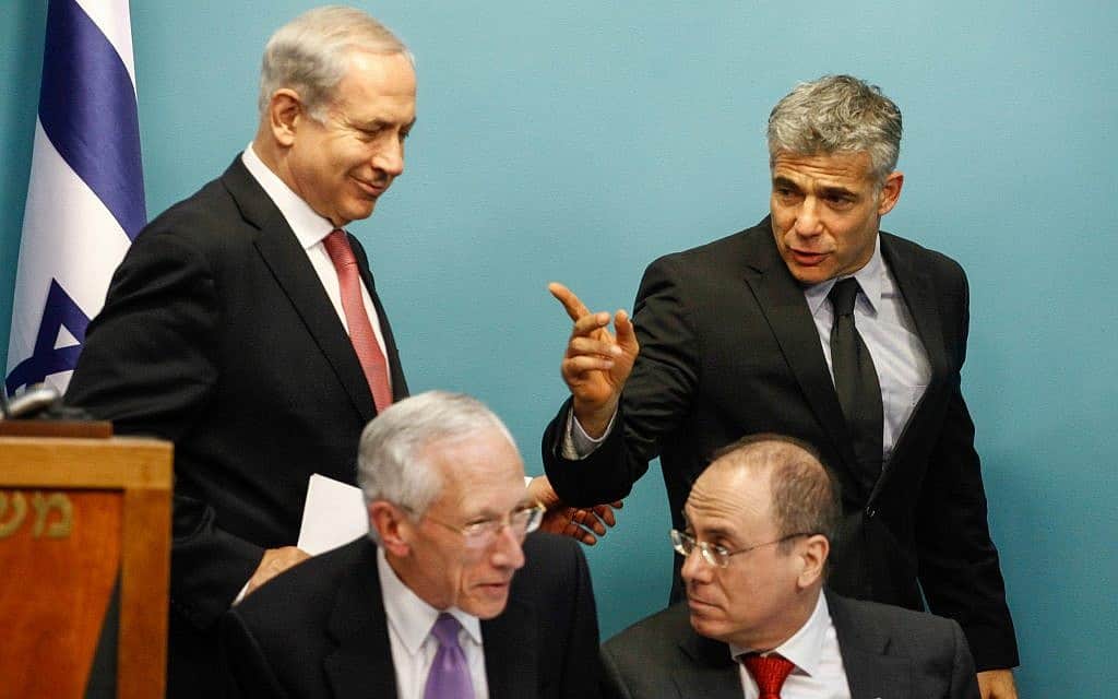 ראש הממשלה נתניהו ושר האוצר יאיר לפיד, עם סילבן שלום ונגיד בנק ישראל סטנלי פישר. 2013 (צילום: פלאש90)