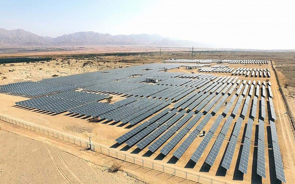 פאנלים לייצור אנרגיה סולארית (צילום: Moshe Shai/FLASH90)