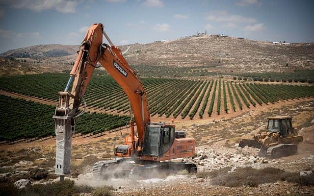 בנייה ישראלית סמוך לשילה, 2017 (צילום: Yonatan Sindel/Flash90)