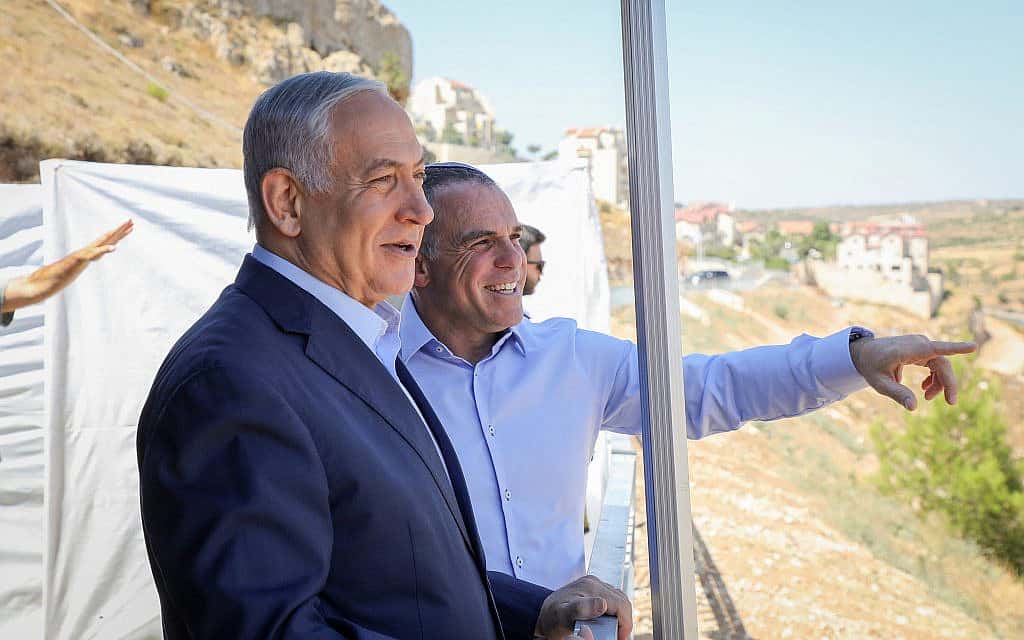 בנימין נתניהו עם ראש עיריית אפרת עודד רביבי, בעת ביקור ראש הממשלה בהתנחלות ב-31 ביולי 2019 (צילום: גרשון אלינסון/פלאש90)