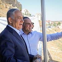 בנימין נתניהו עם ראש עיריית אפרת עודד רביבי, בעת ביקור ראש הממשלה בהתנחלות ב-31 ביולי 2019 (צילום: גרשון אלינסון/פלאש90)