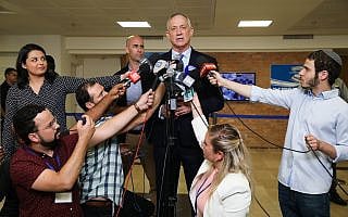 בני גנץ והתקשורת (צילום: נועם רבקין פנטון/פלאש90) בני גנץ והתקשורת (צילום: נועם רבקין פנטון/פלאש90)
