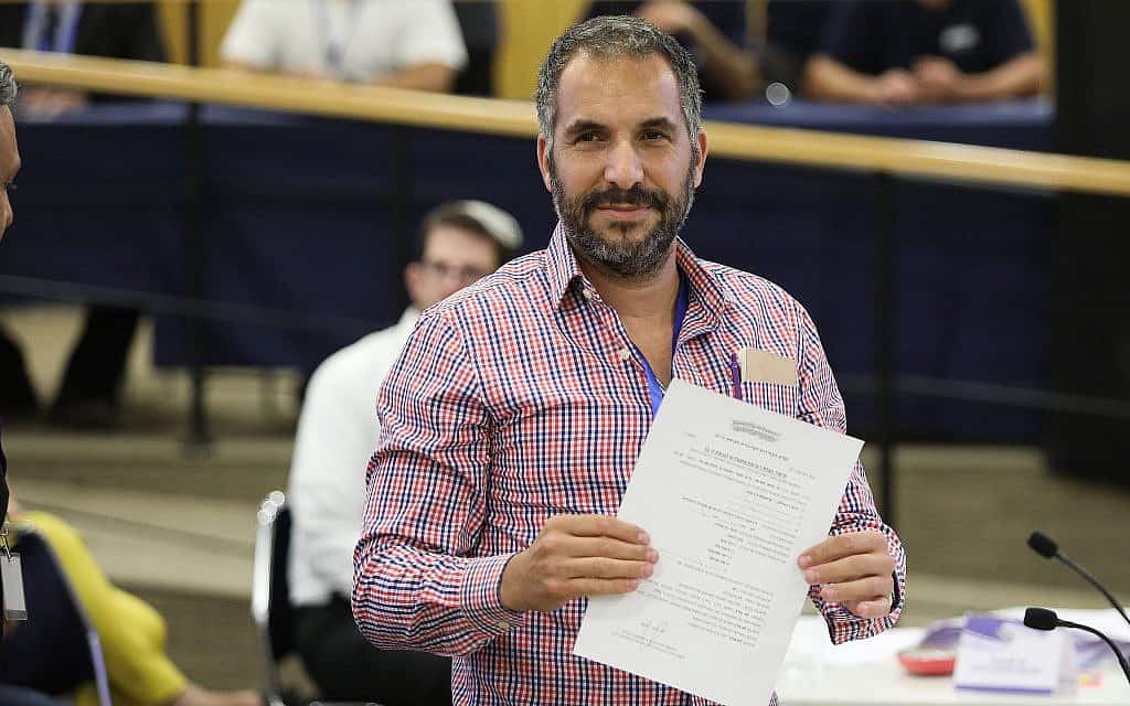 ראש עיריית טבריה רון קובי מגיש את רשימתו לוועדת הבחירות המרכזית לכנסת ה-22 (צילום: נועם רבקין פנטון/פלאש90)