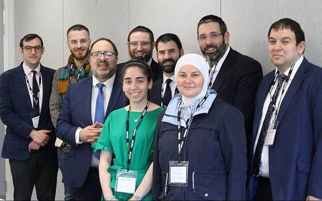 שישה רבנים מ- United Synagogueהצטרפו למשתתפת ב-STEP ולבתה, פליטות שהגיעו לבריטניה בשנה שעברה, בביקור בקובנטרי (צילום: Courtesy)