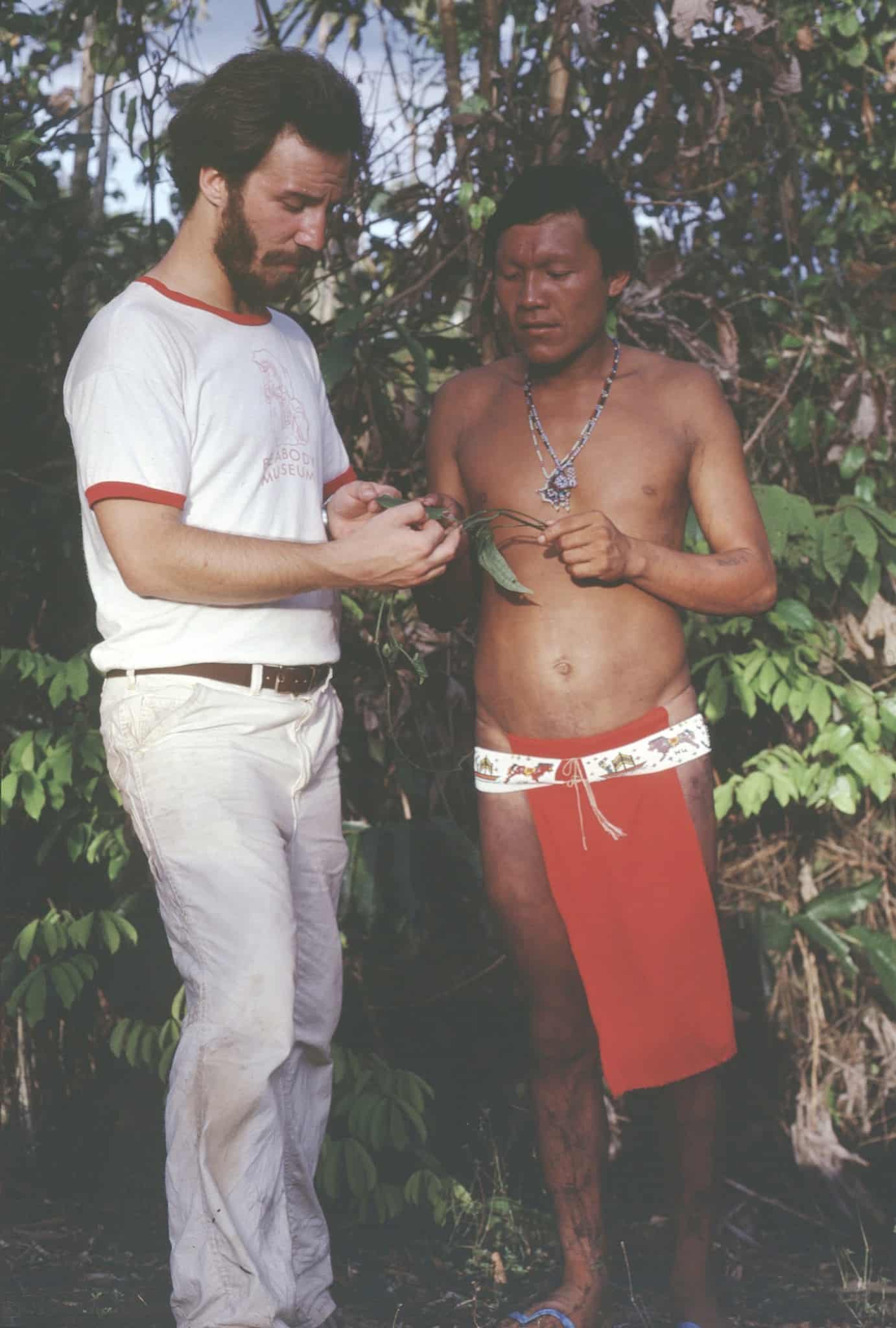 האתנובוטנאי מארק פלוטקין מדבר עם חבר קהילה ילידית בעת ביצוע מחקר שטח בסורינאם ב-1979 (צילום: Courtesy)