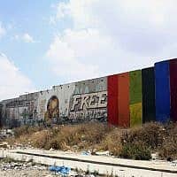 קטע מגדר ההפרדה ברמאללה, שבו נצבעו שישה לוחות בטון בצבעי הקשת על ידי האמן הפלסטיני חאלד ג'ראר, יוני 2015 (צילום: חאלד ג'ראר, באמצעות AP) קטע מגדר ההפרדה ברמאללה, שבו נצבעו שישה לוחות בטון בצבעי הקשת על ידי האמן הפלסטיני חאלד ג'ראר, יוני 2015 (צילום: חאלד ג'ראר, באמצעות AP)