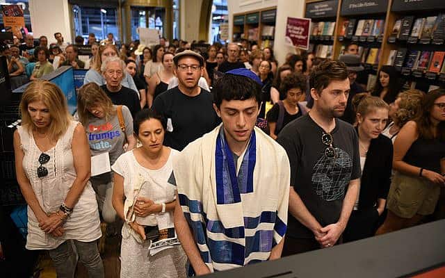 מפגינים יהודיים מתפללים בתוך חנות אמזון במרכז מנהטן בתשעה באב (צילום: גילי גץ)