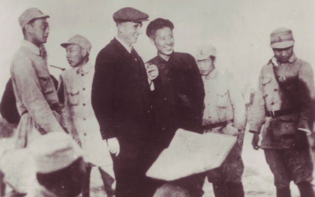 ד&quot;ר יעקב רוזנפלד, במרכז משמאל, ומפקד הצבא צ&#039;ן יי, עם חיילי הצבא הרביעי החדש ב-1944 (צילום: באדיבות המכון האוסטרי לחקר סין ודרום-מזרח אסיה)