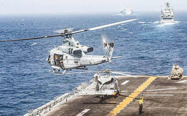 מסוק ונום UH-1Y ממריא ממשטח המראה של אוניית סער USS Boxer במצר הורמוז, 18 ביולי 2019 (צילום: טר&quot;ש דלתון סוונבק, חיל הנחתים האמריקא)