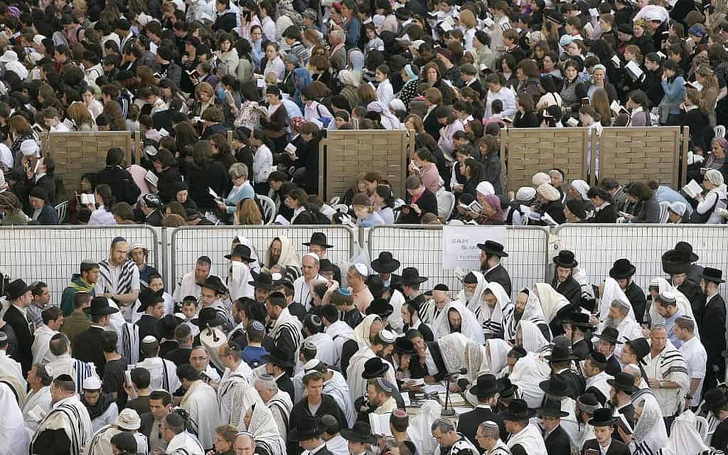 מתפללים בכותל המערבי בירושלים (צילום: Nati Shohat/Flash90)