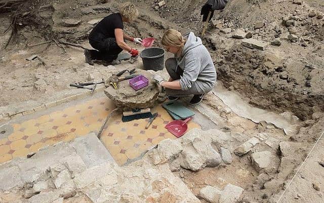 ארכאולוגים ומתנדבים חופרים במקווה הסמוך לבית הכנסת הגדול של וילנה, יולי 2019 (צילום: רפאל אהרן)