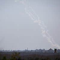 שובל עשן בעקבות ירי רקטות מרצועת עזה לישראל, ארכיון (צילום: הדס פרוש, פלאש 90)