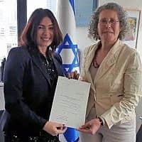 השופטת בדימוס נחמה מוניץ עם שרת התרבות מירי רגב, בעת מינויה של מוניץ לעמוד בראש הוועדה לקביעת חלוקת כרטיסים לטקסים ממלכתיים, ב-1 במאי 2019 השופטת בדימוס נחמה מוניץ עם שרת התרבות מירי רגב, בעת מינויה של מוניץ לעמוד בראש הוועדה לקביעת חלוקת כרטיסים לטקסים ממלכתיים, ב-1 במאי 2019