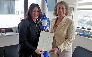 השופטת בדימוס נחמה מוניץ עם שרת התרבות מירי רגב, בעת מינויה של מוניץ לעמוד בראש הוועדה לקביעת חלוקת כרטיסים לטקסים ממלכתיים, ב-1 במאי 2019 השופטת בדימוס נחמה מוניץ עם שרת התרבות מירי רגב, בעת מינויה של מוניץ לעמוד בראש הוועדה לקביעת חלוקת כרטיסים לטקסים ממלכתיים, ב-1 במאי 2019