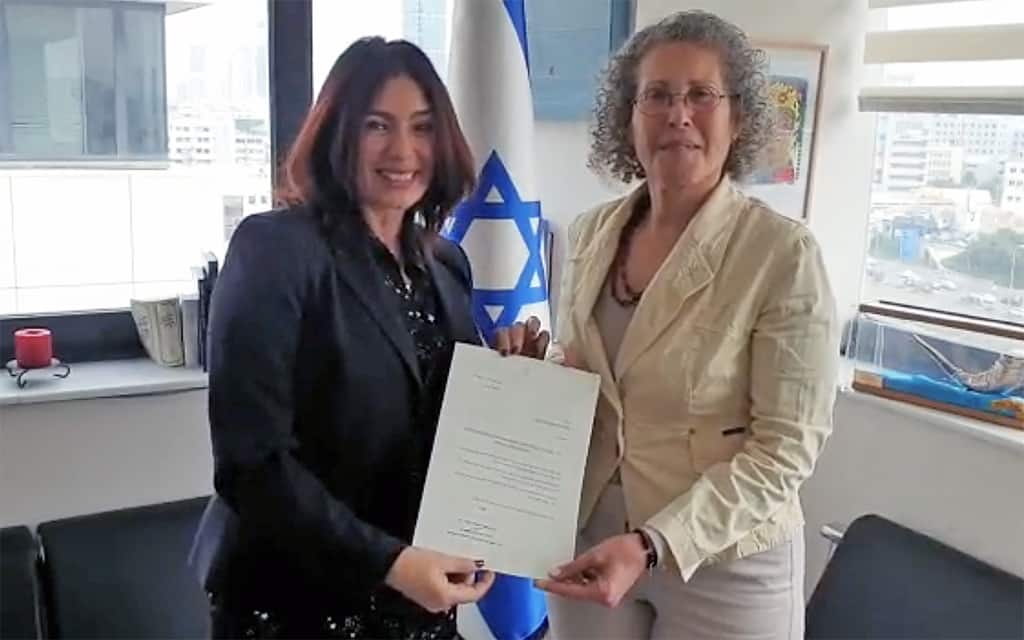 השופטת בדימוס נחמה מוניץ עם שרת התרבות מירי רגב, בעת מינויה של מוניץ לעמוד בראש הוועדה לקביעת חלוקת כרטיסים לטקסים ממלכתיים, ב-1 במאי 2019 השופטת בדימוס נחמה מוניץ עם שרת התרבות מירי רגב, בעת מינויה של מוניץ לעמוד בראש הוועדה לקביעת חלוקת כרטיסים לטקסים ממלכתיים, ב-1 במאי 2019
