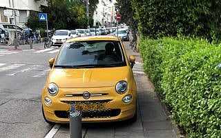 רכב חונה על המדרכה במרכז תל אביב (צילום: עמותת אור ירוק) רכב חונה על המדרכה במרכז תל אביב (צילום: עמותת אור ירוק)