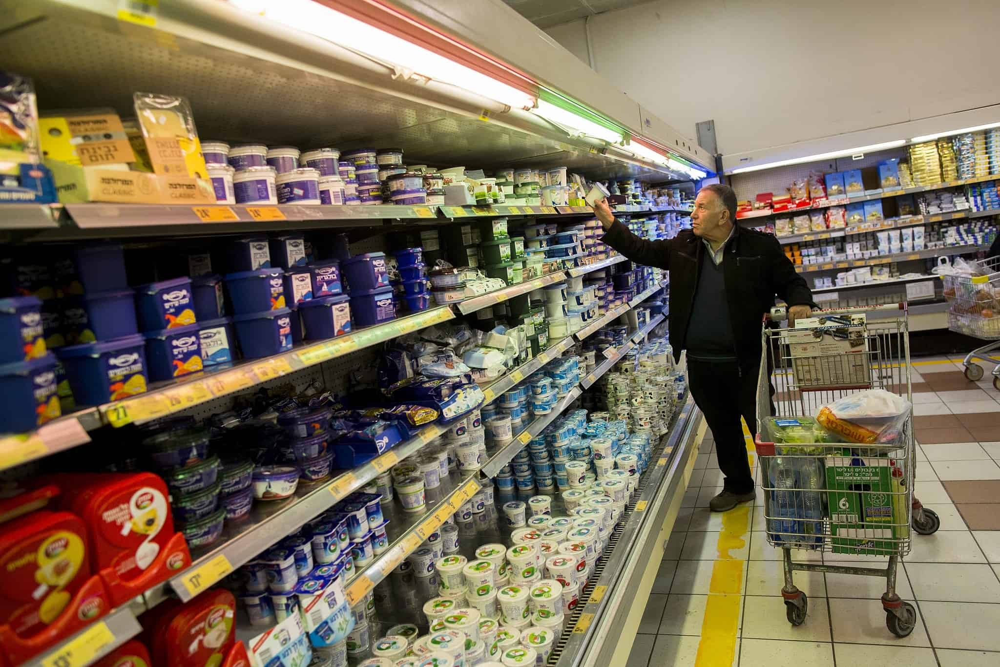 שופרסל: מייבאים חמאה זולה אבל לא לכל הסניפים (צילום: יונתן סינדל, פלאש 90)