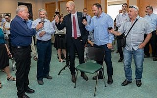אנשי פורום קהלת חוגגים את אישור חוק הלאום בכנסת, עם חלק מהח"כים שהצביעו בעדו. משמאל לימין: ח"כ אבי דיכטר, פרופ' משה קופל יו"ר קהלת, ח"כ אמיר אוחנה ושאדי חלול, ראש העמותה הארמית-נוצרית בישראל (צילום: באדיבות פורום קהלת) אנשי פורום קהלת חוגגים את אישור חוק הלאום בכנסת, עם חלק מהח"כים שהצביעו בעדו. משמאל לימין: ח"כ אבי דיכטר, פרופ' משה קופל יו"ר קהלת, ח"כ אמיר אוחנה ושאדי חלול, ראש העמותה הארמית-נוצרית בישראל (צילום: באדיבות פורום קהלת)