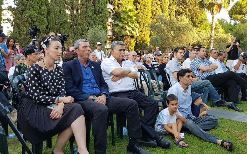 מימין: שמחה גולדין, עמיר פרץ, רפי פרץ ועידית סילמן. אזכרה לציון 5 שנים לנפילתו של סגר הדר גולדין (צילום: יח"צ) מימין: שמחה גולדין, עמיר פרץ, רפי פרץ ועידית סילמן. אזכרה לציון 5 שנים לנפילתו של סגר הדר גולדין (צילום: יח"צ)