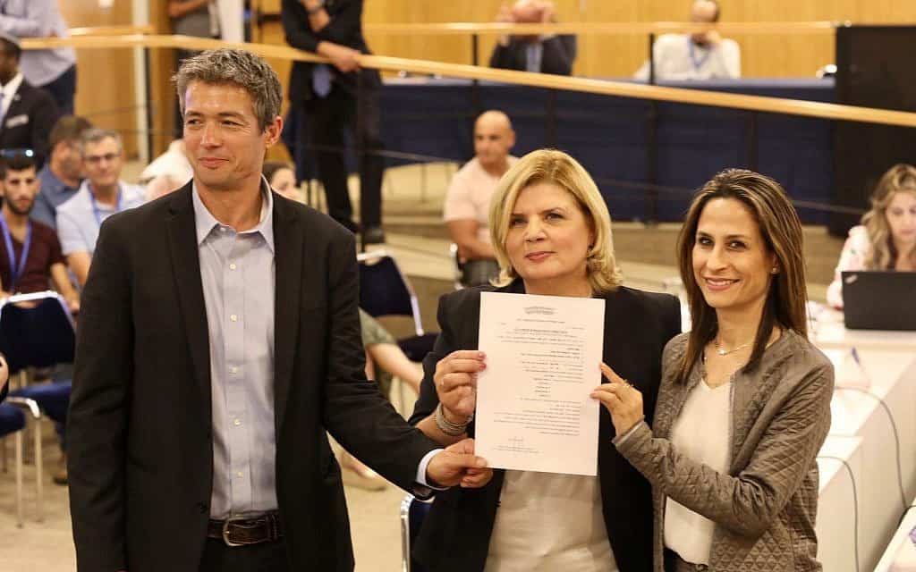 מימין: אורית פרקש הכהן, אורנה ברביבאי ויועז הנדל מגיעים לוועדת הבחירות המרכזית (צילום: אלעד מלכה)