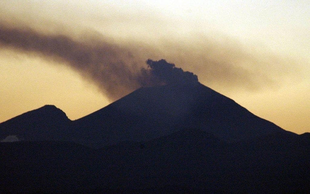 הר הגעש אסמה, יפן (צילום: AP Photo/Kyodo News)