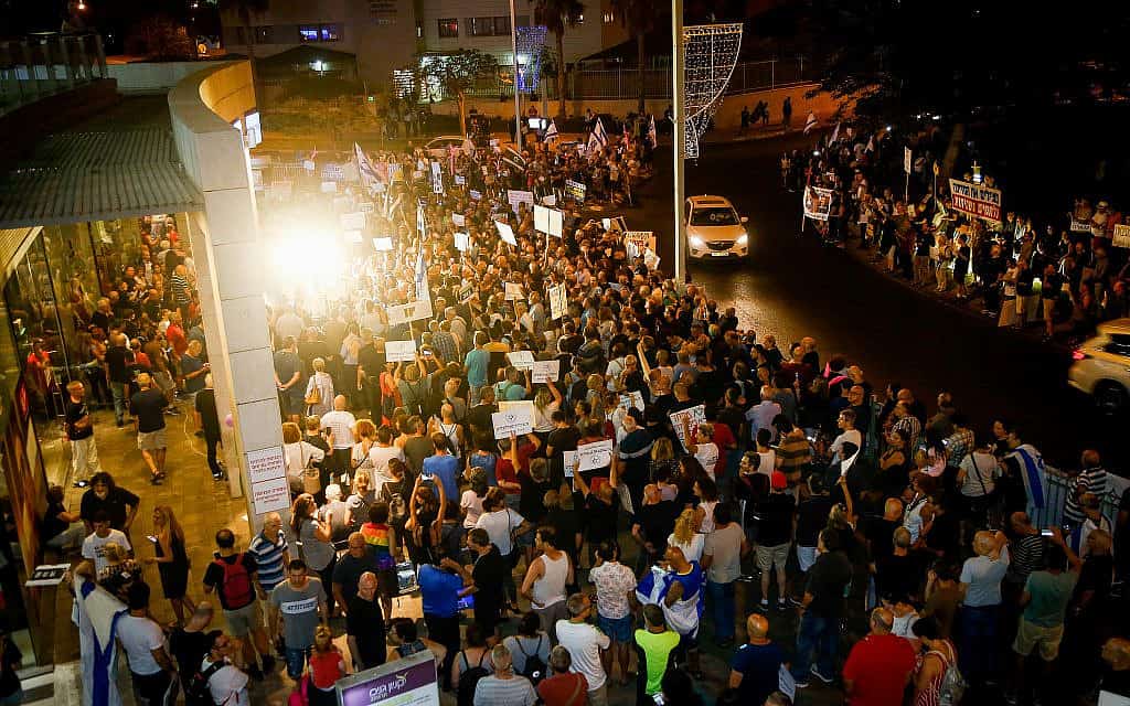 מפגינים בפתח תקוה, הערב (צילום: רועי אלימה / פלאש 90)