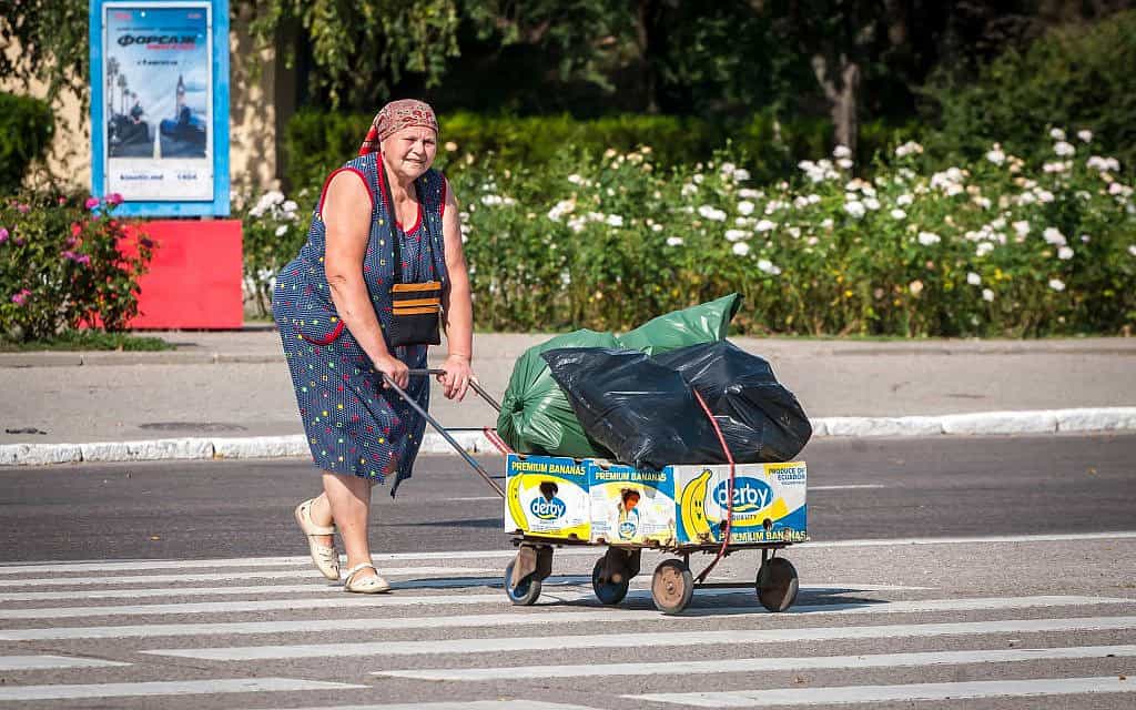 אישה חוצה את הכביש בטירספול, 24 באוגוסט, 2019. (צילום: באדיבות רומן ינושבסקי / ערוץ 9)