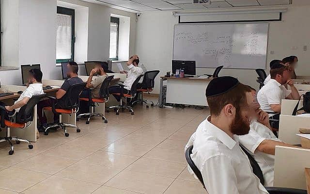 גברים חרדים במבחן של יכולות אנליטיות לכניסה לתכנית פרדס אשר תכשיר אותם לעבוד עם גופי הביטחון של ישראל, ביניהם המוסד